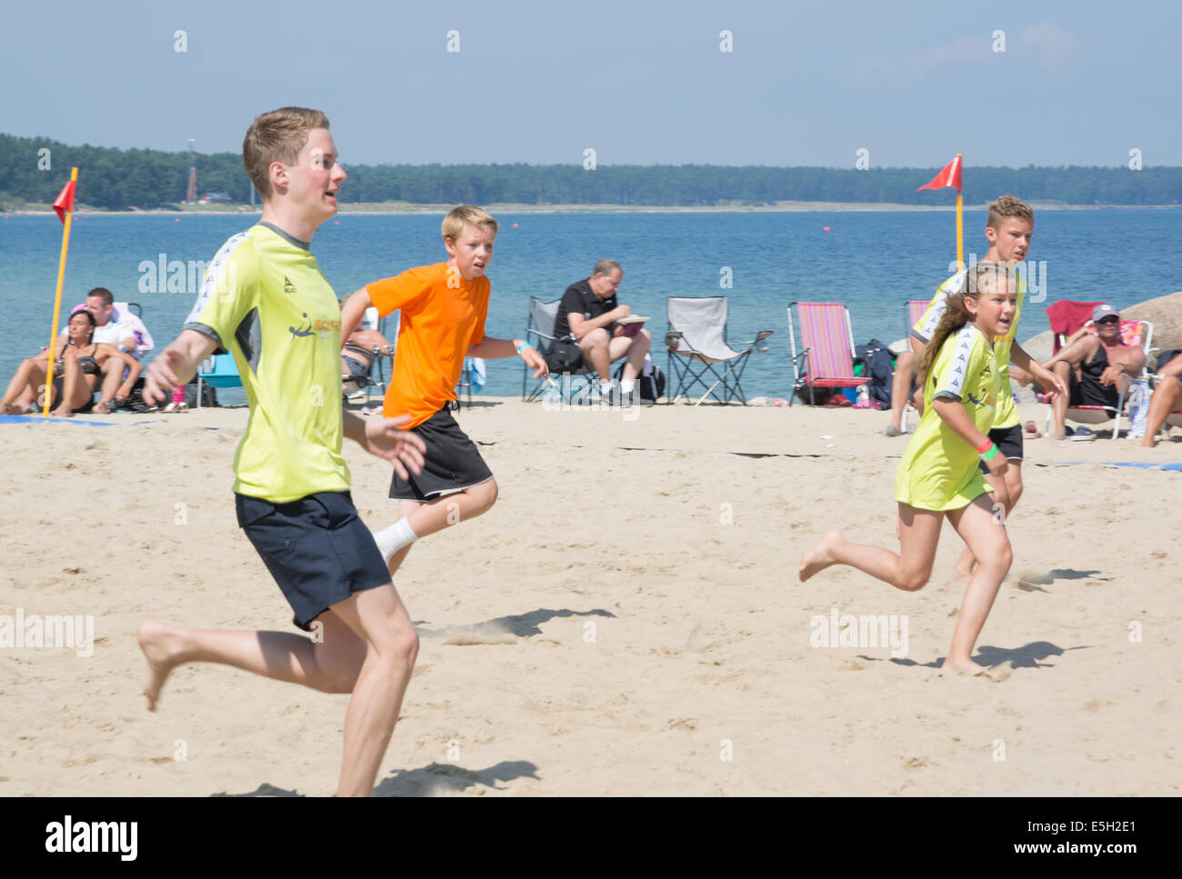 Des hommes et des âges dans l'action de jeu en famille à Täppet beach Beach Soccer tournoi ahus, Kristianstad, Suède en juillet 2014 Banque D'Images