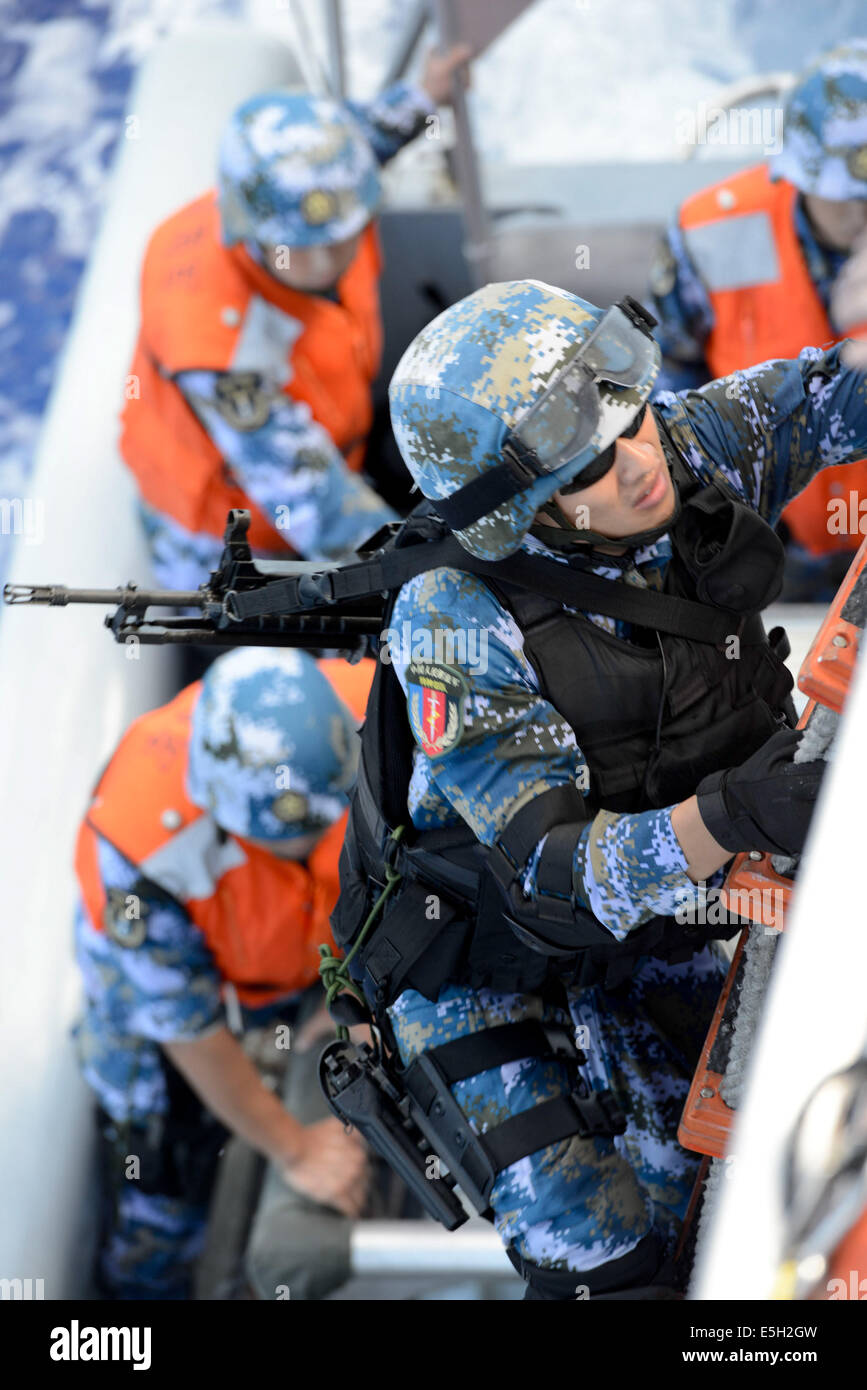 Un marin chinois avec une équipe d'arraisonnement affecté à la destroyer lance-missiles Haikou (DD 171) monte une échelle pour le conseil nat Banque D'Images