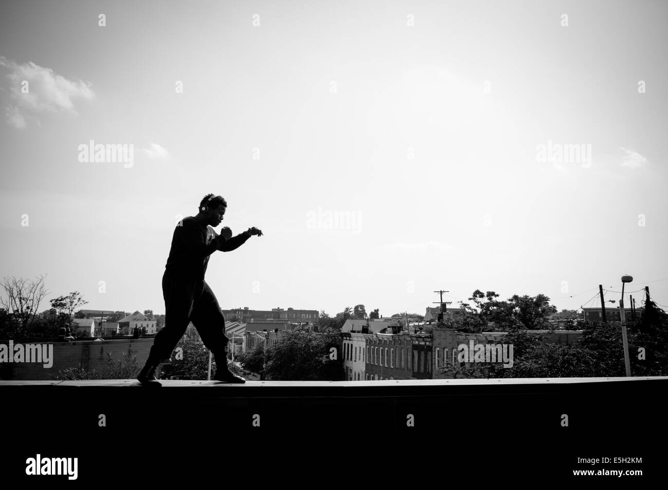 Stephon "Le chirurgien" Morris shadowboxes sur le toit d'UMAR Boxing Gym à Baltimore, Maryland, le 19 juin 2014. Stephon a heavywe Banque D'Images