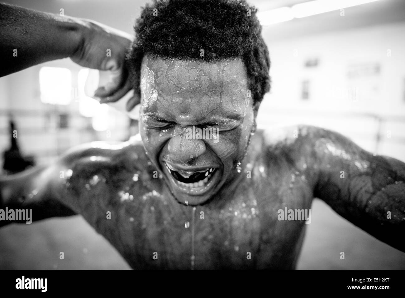 Verse de l'eau en bas de la face de Stephon "Le chirurgien" Morris au cours d'une session d'entraînement à UMAR Club de boxe Baltimore, Md., juin Banque D'Images