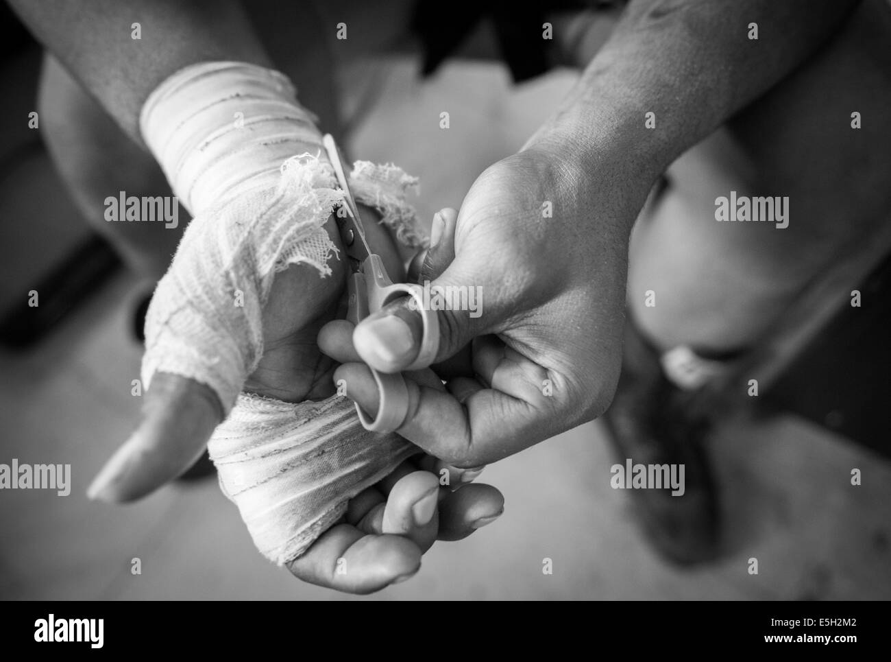 Stephon "Le chirurgien" Morris coupe sa main s'enroule après sa session de boxe Boxing Gym à UMAR Baltimore, Md., 18 juin 2 Banque D'Images
