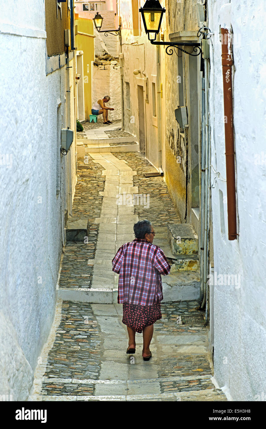 Une allée pavée typique-chemin dans le style médiéval de Ano Syros (Chora) dans l'île de Syros, Cyclades, Grèce Banque D'Images