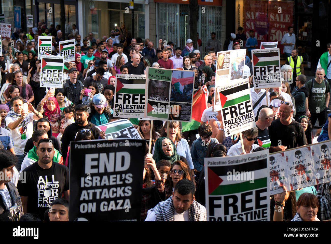 Nottingham, Royaume-Uni. 31 juillet, 2014. Campagne de solidarité avec la Palestine à partir de la BBC mars media center sur la route de Londres à Nottingham Place du vieux marché ce soir.aussi les joindre au discours Conner étaient membres de la communauté juive, ils ont donné les dirigeants orateurs contre l'attentat et l'assassinat de personnes innocentes à Gaza et le sionisme. Crédit : Ian Francis/Alamy Live News Banque D'Images