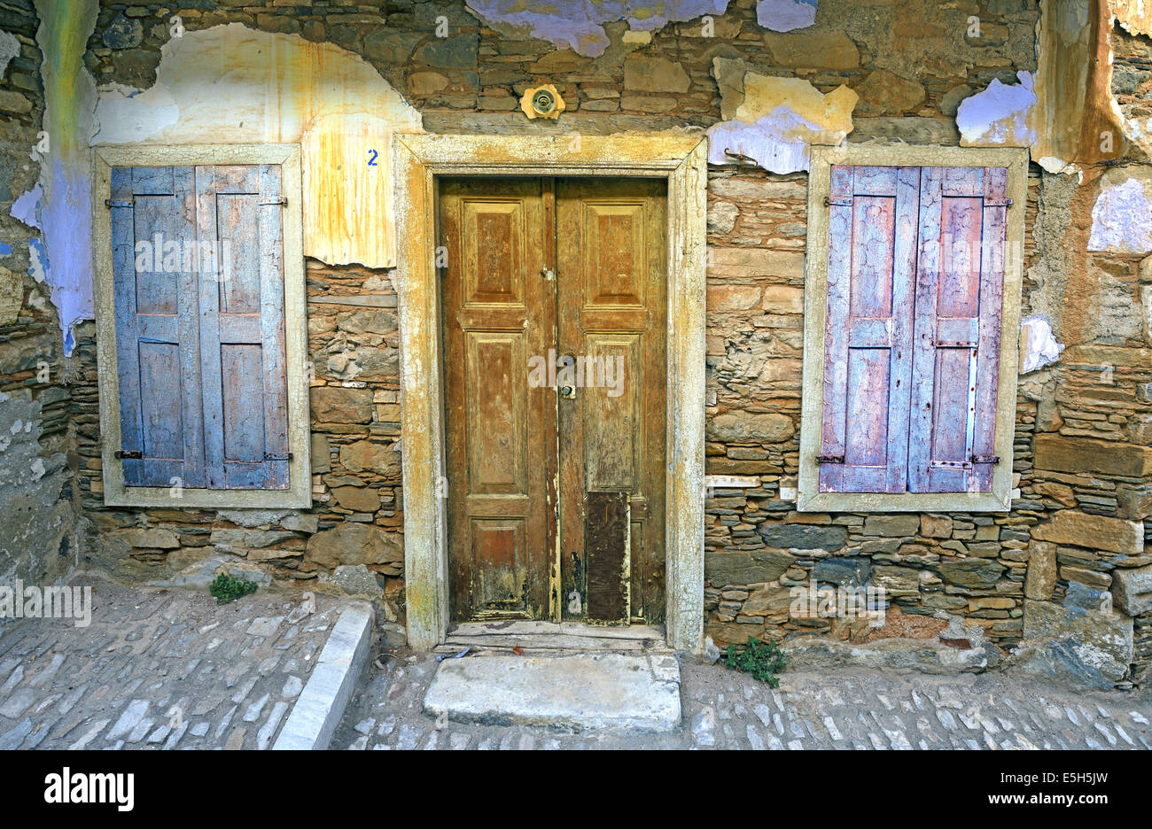 Les voies de temps sur la façade d'une maison ancienne dans le bourg médiéval de Ano Syros (Chora) dans l'île de Syros, Cyclades, Grèce Banque D'Images