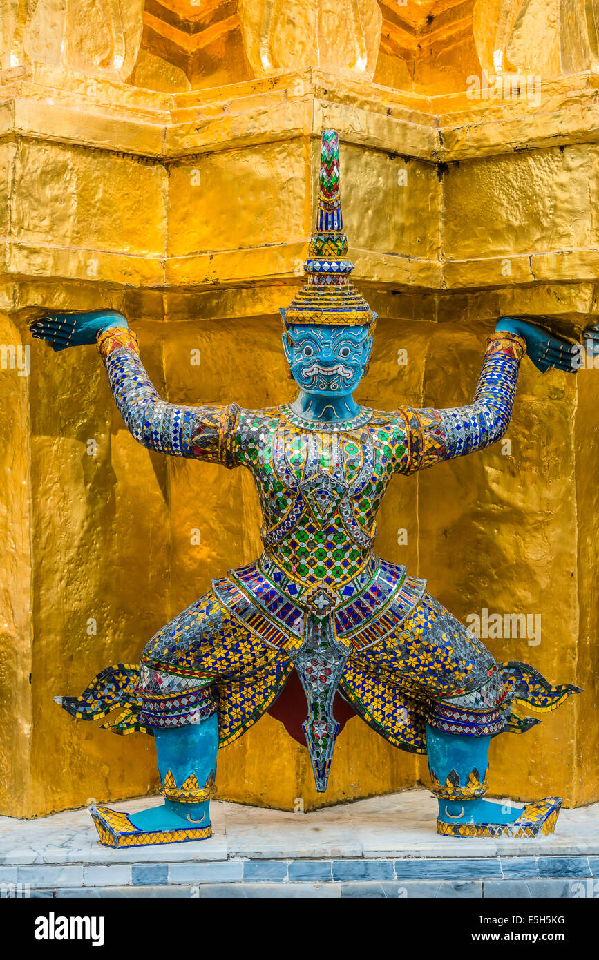 Yaksha soutenir démon chedi doré grand palace Bangkok Thaïlande Banque D'Images