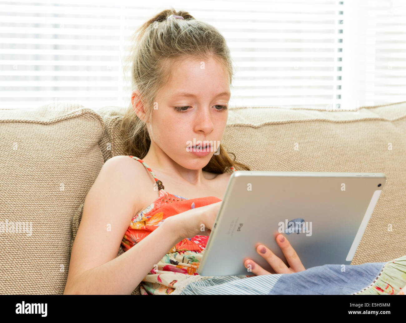 Jeune fille à l'aide d'une tablette iPad Banque D'Images