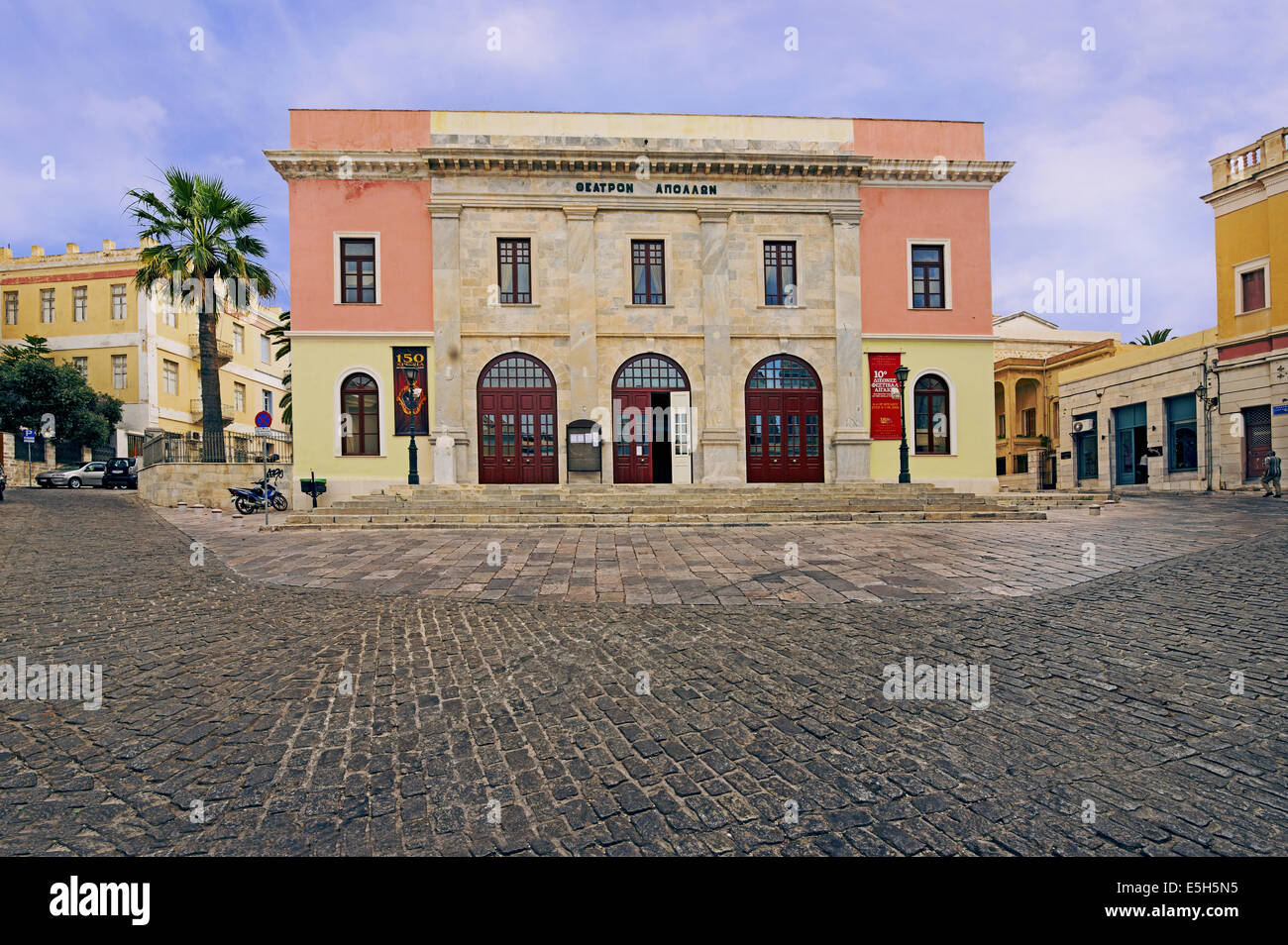 Le légendaire théâtre Apollo, qui rappelle le 'Opéra' La Scala de Milan, à Ermoúpoli ville, l'île de Syros, Cyclades Banque D'Images