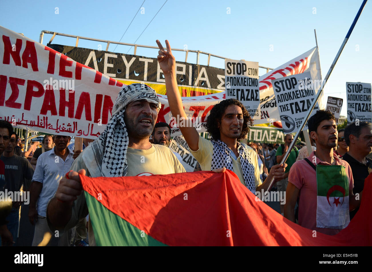 Athènes, Grèce. 31 juillet, 2014. Les gens de la Palestine portent le foulard traditionnel d'Palestininas dans leur cou. Des partisans du parti de gauche avec des gens de la Palestine organisent une manifestation à Athènes à l'appui de l'Etat de Palestine exigeant l'arrêt de l'effusion de sang. (Poto par George Panagakis/Pacific Press/Alamy Live News) Banque D'Images