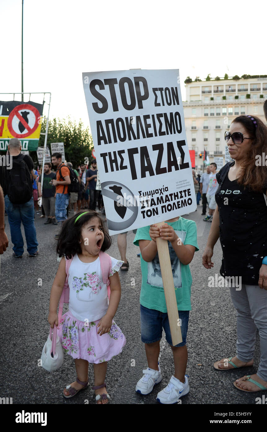 Athènes, Grèce. 31 juillet, 2014. Un jeune garçon est titulaire d'un piquet qui lit "STOP au blocus de Gaza". Des partisans du parti de gauche avec des gens de la Palestine organisent une manifestation à Athènes à l'appui de l'Etat de Palestine exigeant l'arrêt de l'effusion de sang. (Poto par George Panagakis/Pacific Press/Alamy Live News) Banque D'Images