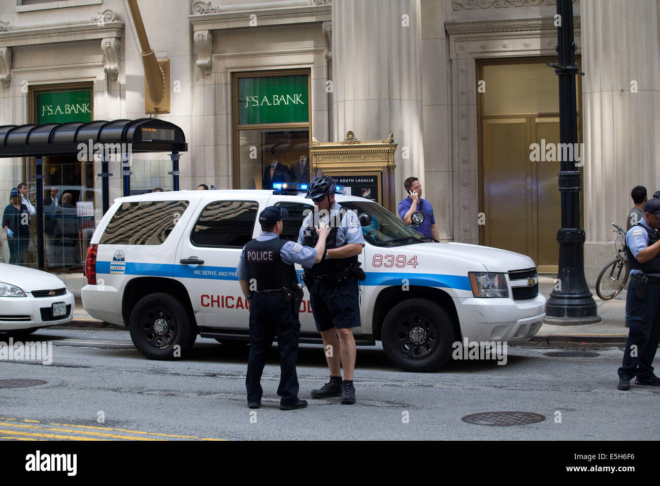 Chicago, USA. 31 juillet, 2014. Des policiers montent la garde à l'extérieur du site de tir au centre-ville de Chicago, aux États-Unis, le 31 juillet 2014. Un employé rétrogradé blessé le chef de la direction de l'entreprise où il travaille et s'est suicidé le jeudi dans un immeuble de bureaux dans le centre-ville de Chicago. Credit : Marcus DiPaola/Xinhua/Alamy Live News Banque D'Images