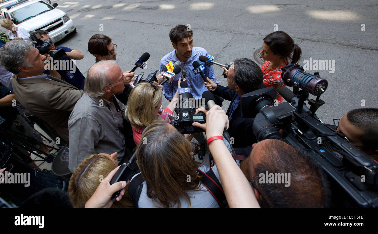 Chicago, USA. 31 juillet, 2014. Les journalistes se rassemblent à la fusillade au centre-ville de Chicago, aux États-Unis, le 31 juillet 2014. Un employé rétrogradé blessé le chef de la direction de l'entreprise où il travaille et s'est suicidé le jeudi dans un immeuble de bureaux dans le centre-ville de Chicago. Credit : Marcus DiPaola/Xinhua/Alamy Live News Banque D'Images