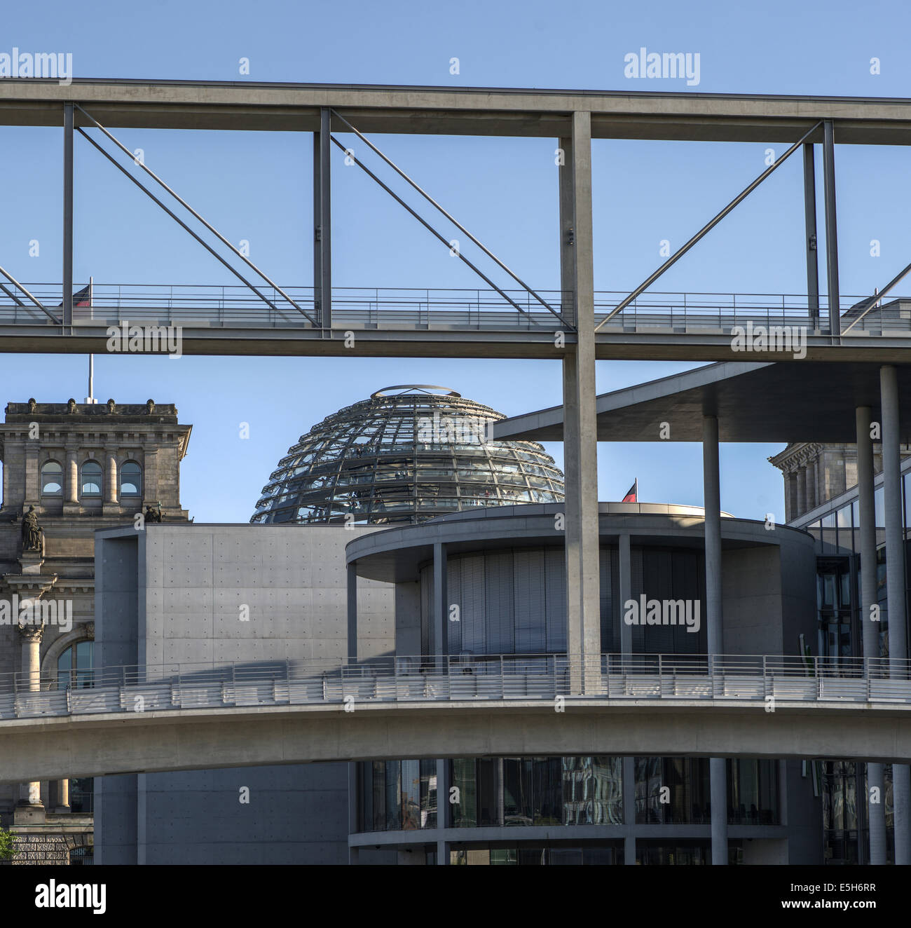 Le Reichstag (Parlement allemand) derrière la Paul-Loebe-Haus et pont pour le bâtiment Marie-Elisabeth-Lüders-Haus. Banque D'Images