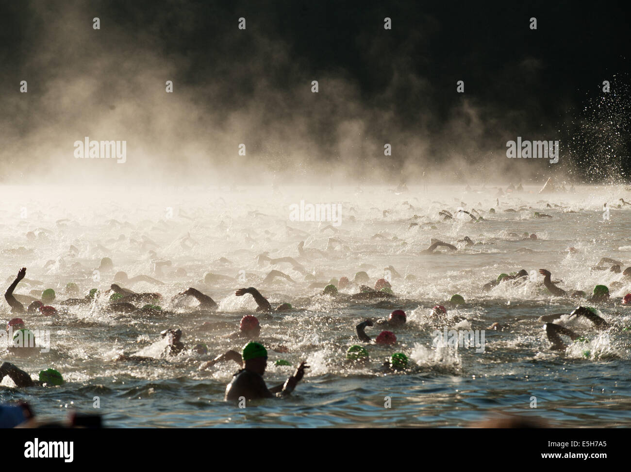 Les enfants passent à l'eau au début de la jambe. 2014 Ironman Canada. Whistler, BC, Canada. Banque D'Images