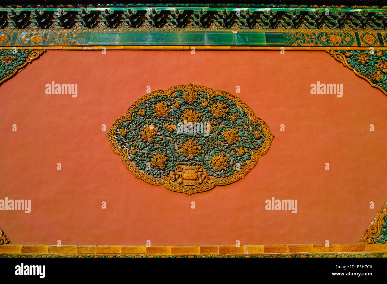 Fleurs sculptées sur le mur rouge de la Cité Interdite Banque D'Images