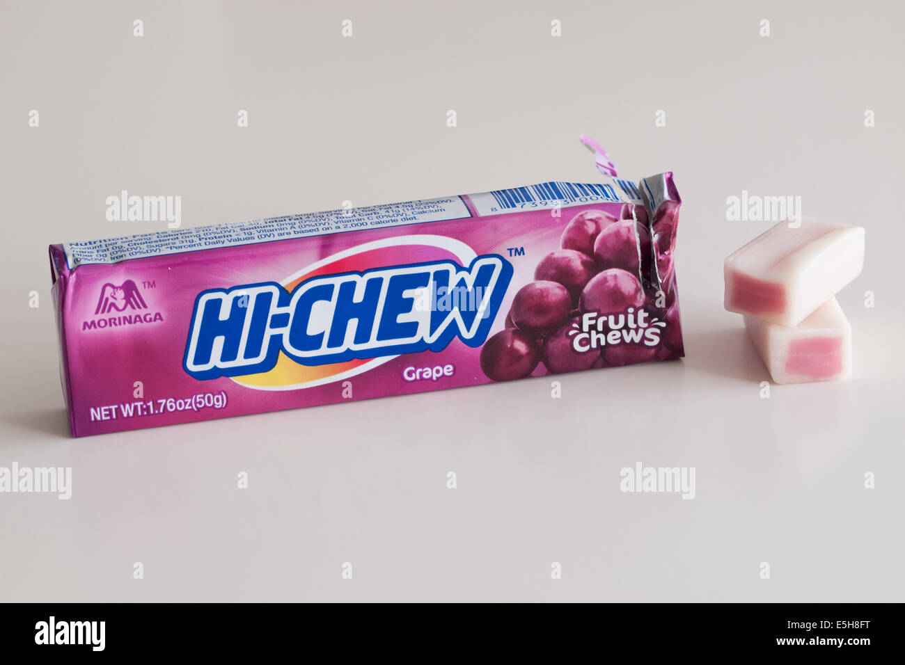 Un bâton d'un raisin Hi-Chew chewy candy japonais Morinaga, fabriqué par & Company. Banque D'Images