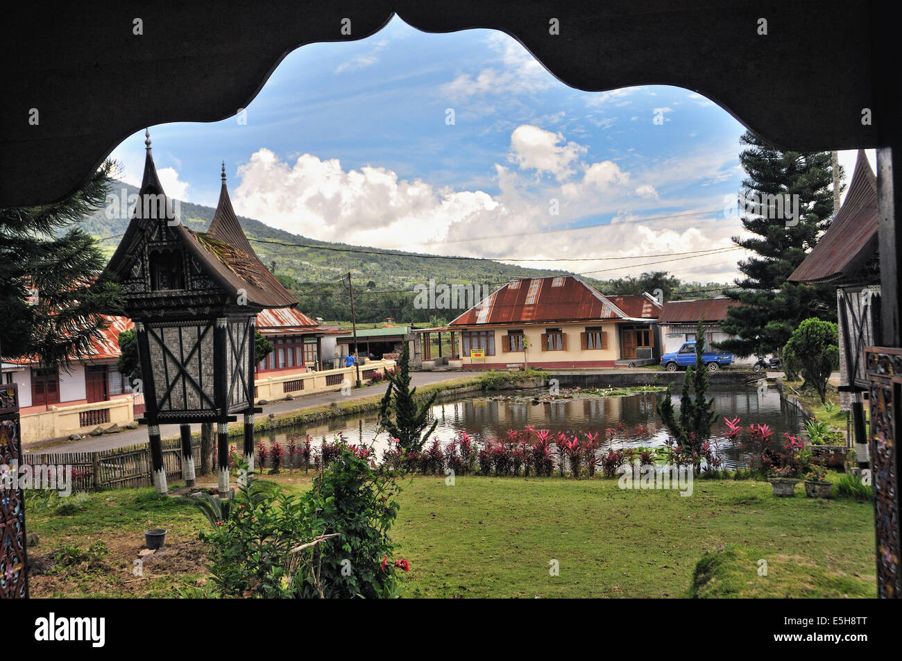 Rumah gadang Pandai Sikek dans le village de l'Ouest de Sumatra de l'intérieur. Banque D'Images