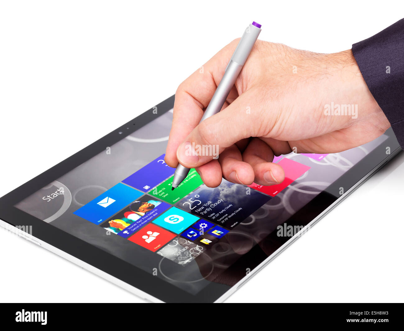 Personne à l'aide de Microsoft Surface Pro 3 tablet ordinateur libre de la main avec un stylo isolé sur fond blanc Banque D'Images
