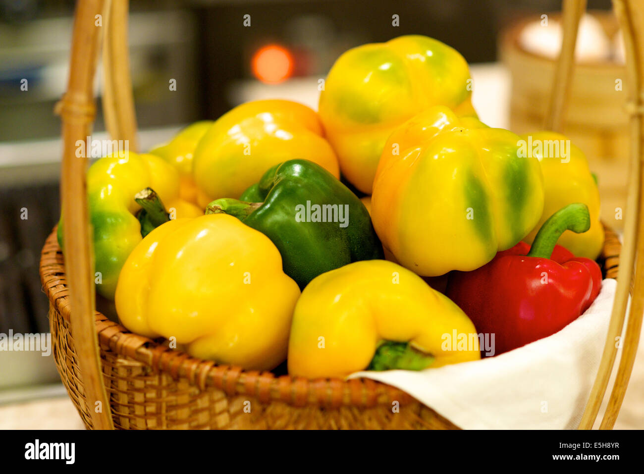 Panier de vert, rouge et poivrons jaunes Banque D'Images