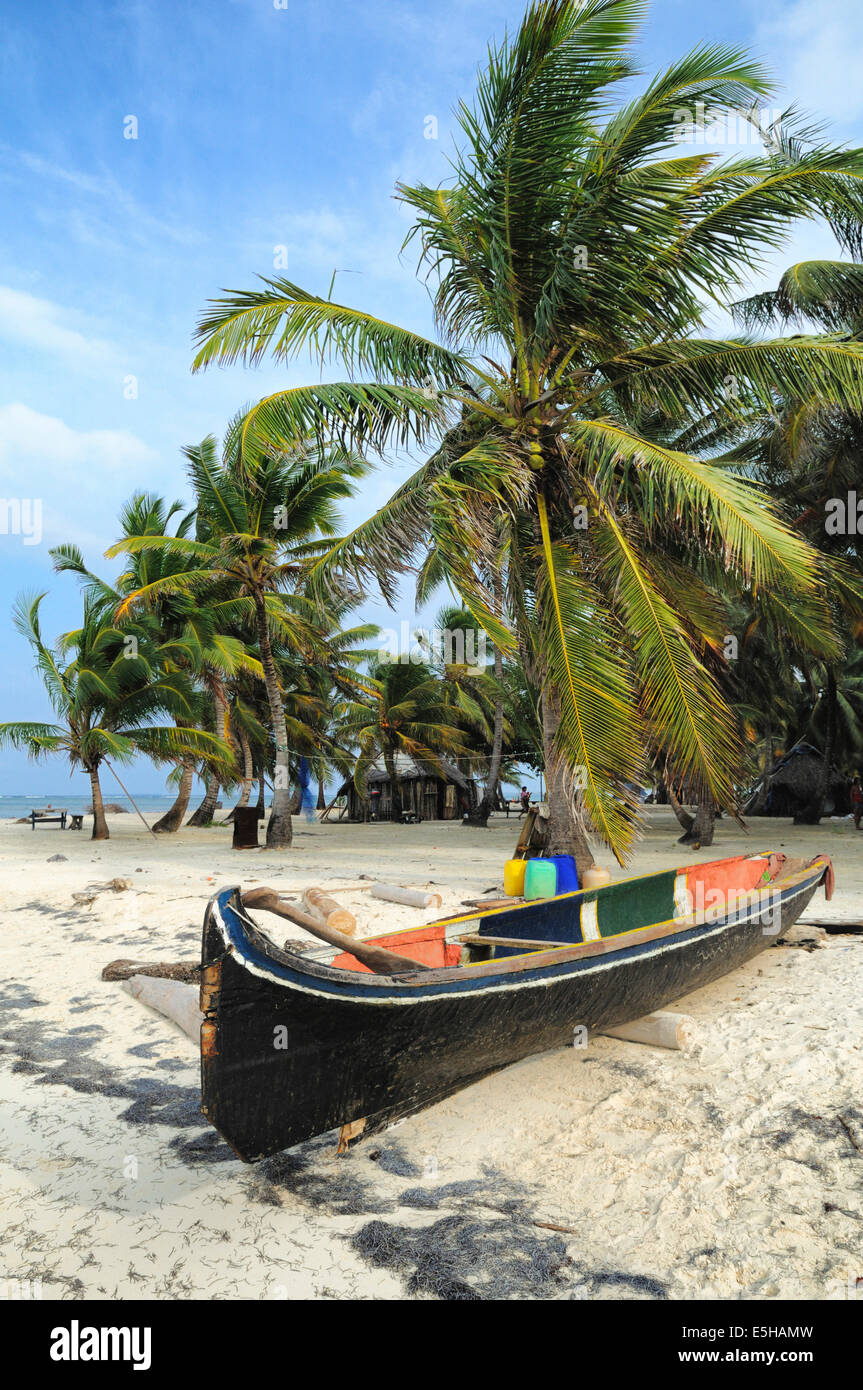 Les Indiens Kunas de bateau, sur une plage avec des palmiers, île tropicale, Chichime Cays, îles San Blas, Panama Banque D'Images