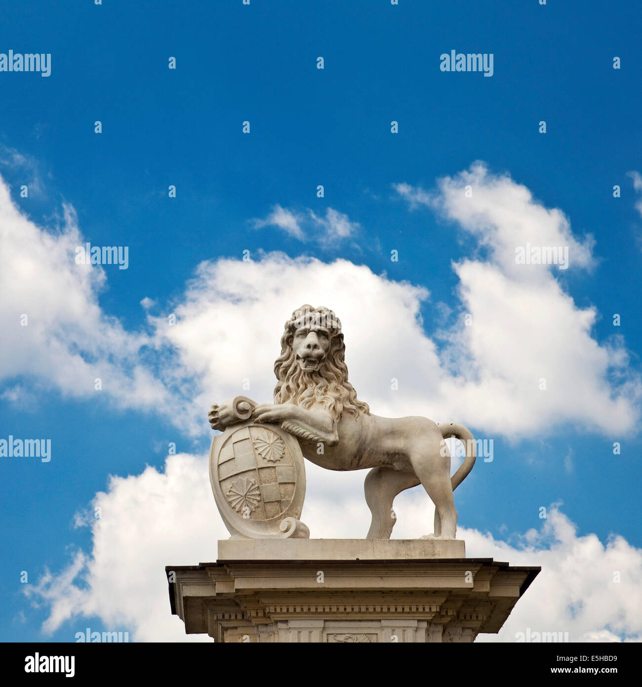 Lion sculpture près de Donderberg Palace, Nordkirchen, Westmünsterland, Münsterland, Rhénanie du Nord-Westphalie, Allemagne Banque D'Images