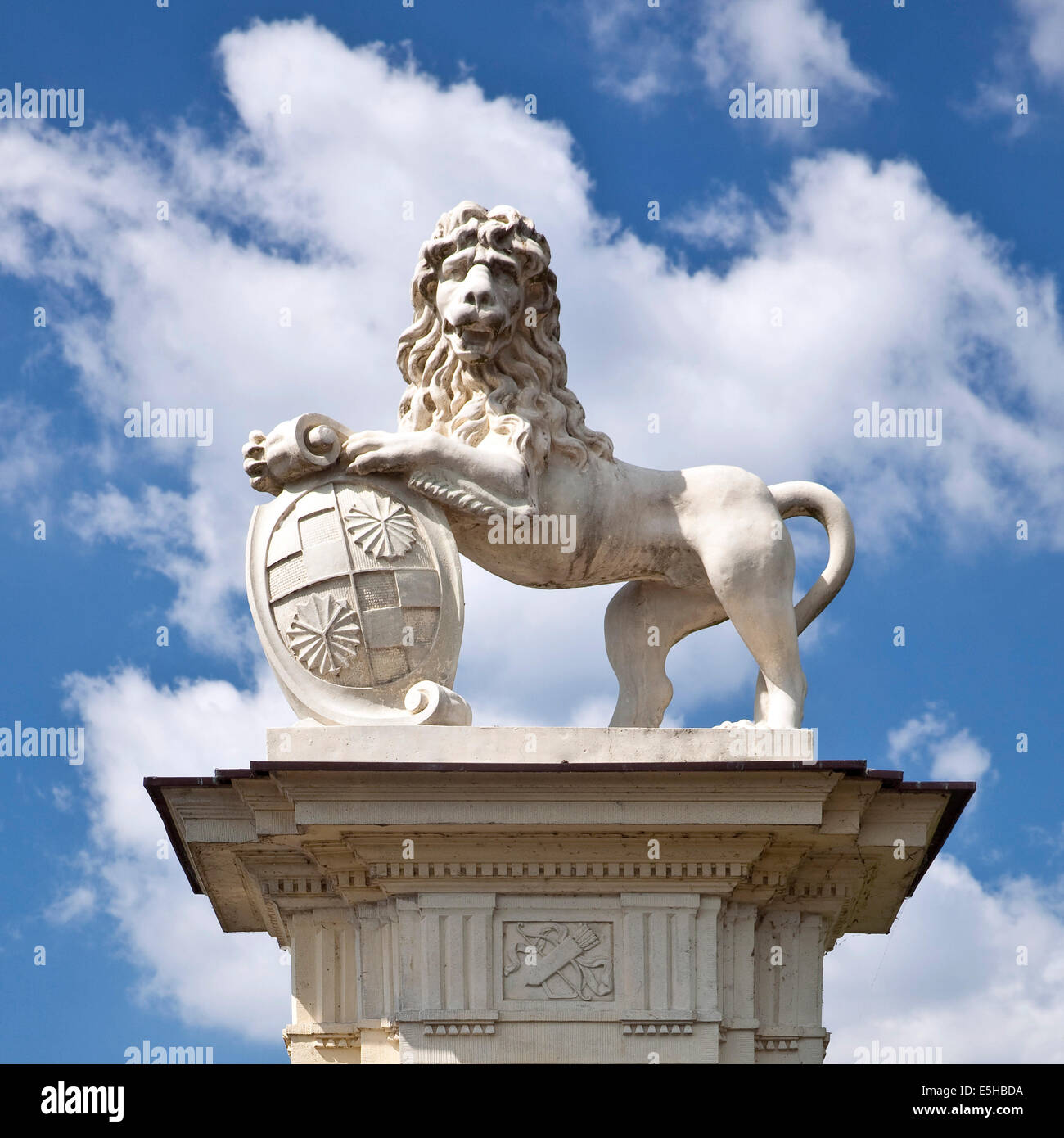 Lion sculpture près de Donderberg Palace, Nordkirchen, Westmünsterland, Münsterland, Rhénanie du Nord-Westphalie, Allemagne Banque D'Images