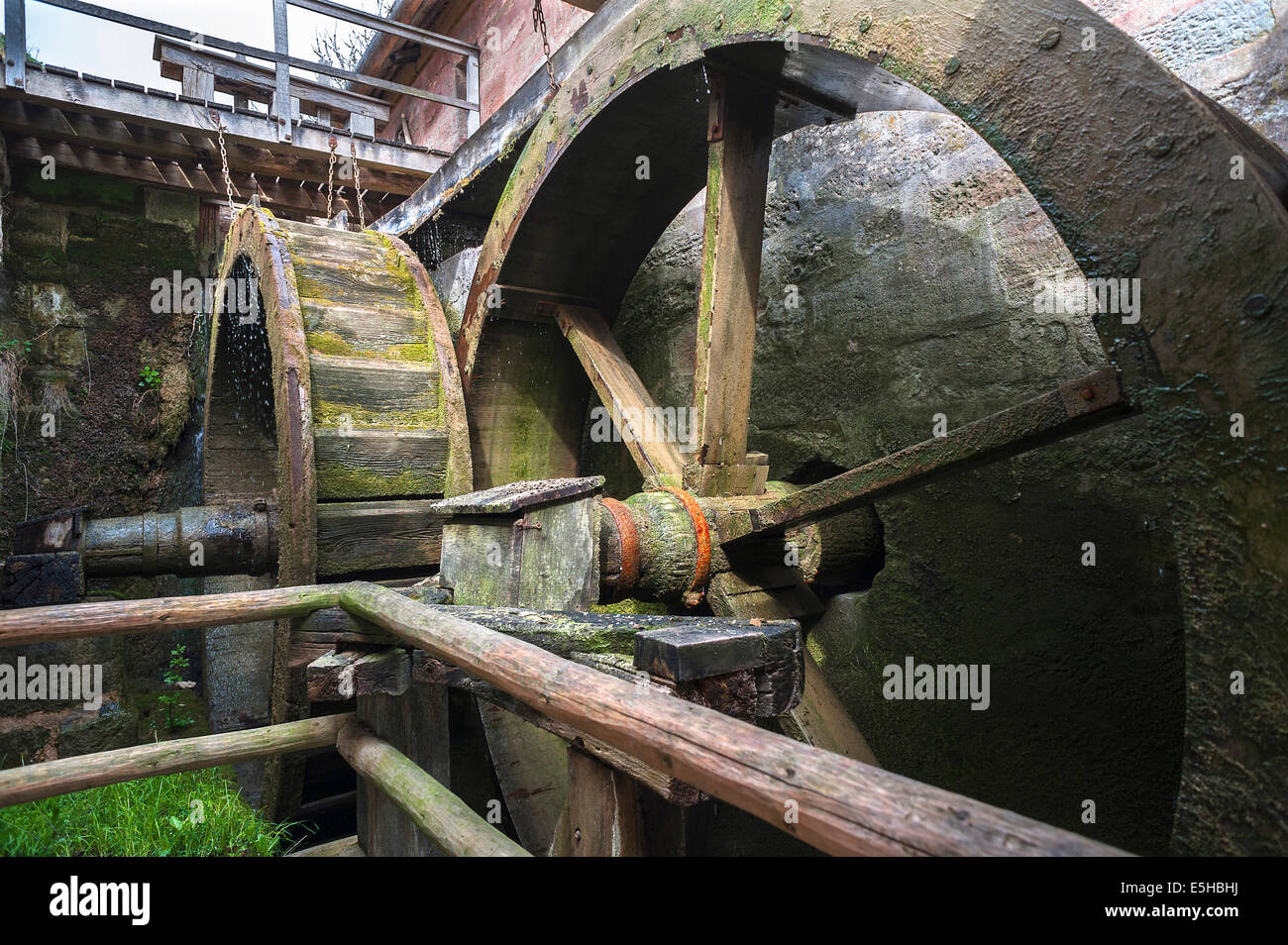Deux roues de l'eau d'alimentation d'un moulin à farine, rénové en 1895, 424 Bad Windsheim Freilandmuseum musée en plein air Banque D'Images