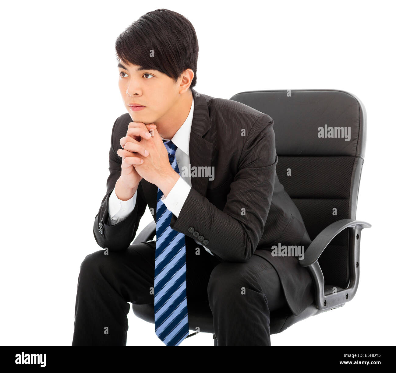 Young businessman thinking et assis sur une chaise Banque D'Images