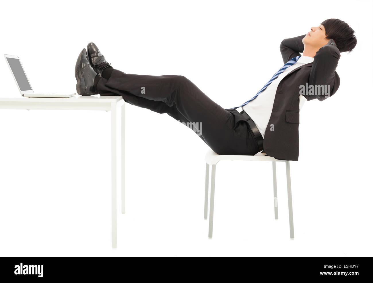 Businessman assis sur une chaise pour se reposer Banque D'Images