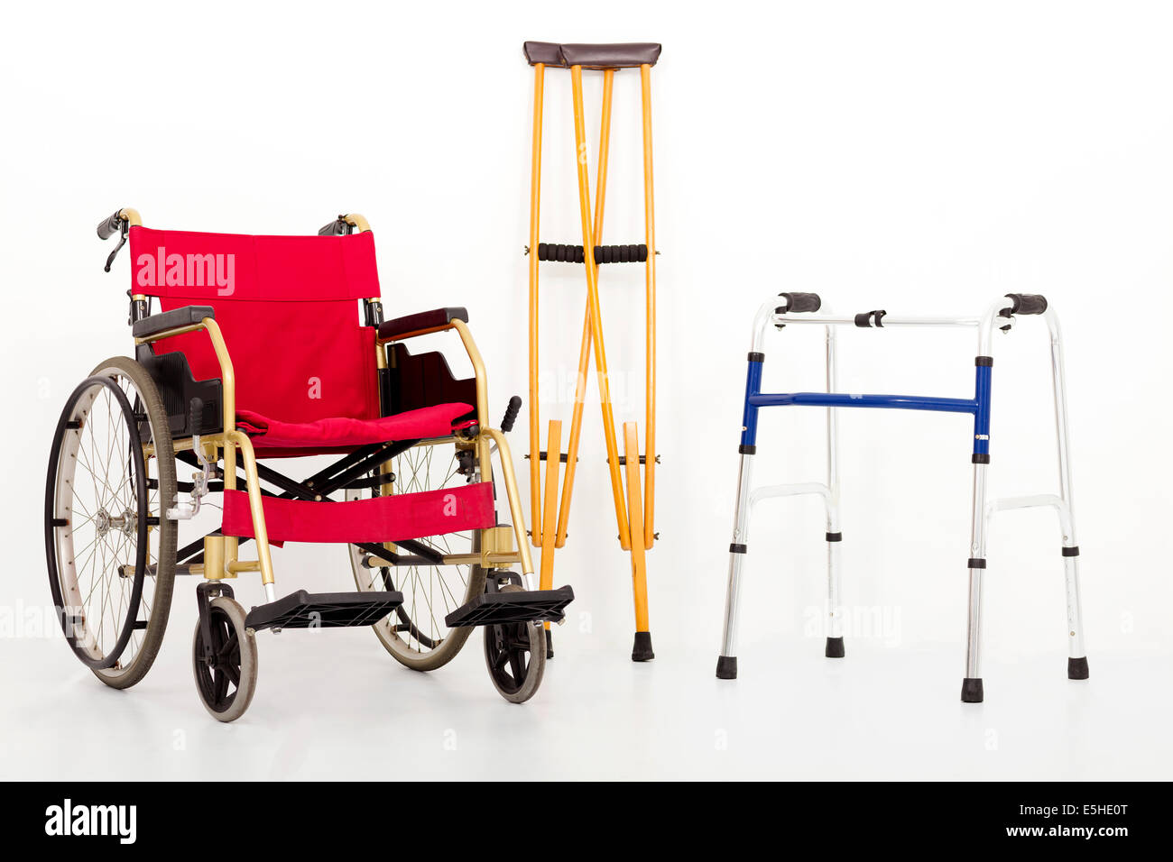 Béquilles et fauteuil roulant, aides à la mobilité. isolé sur fond blanc Banque D'Images