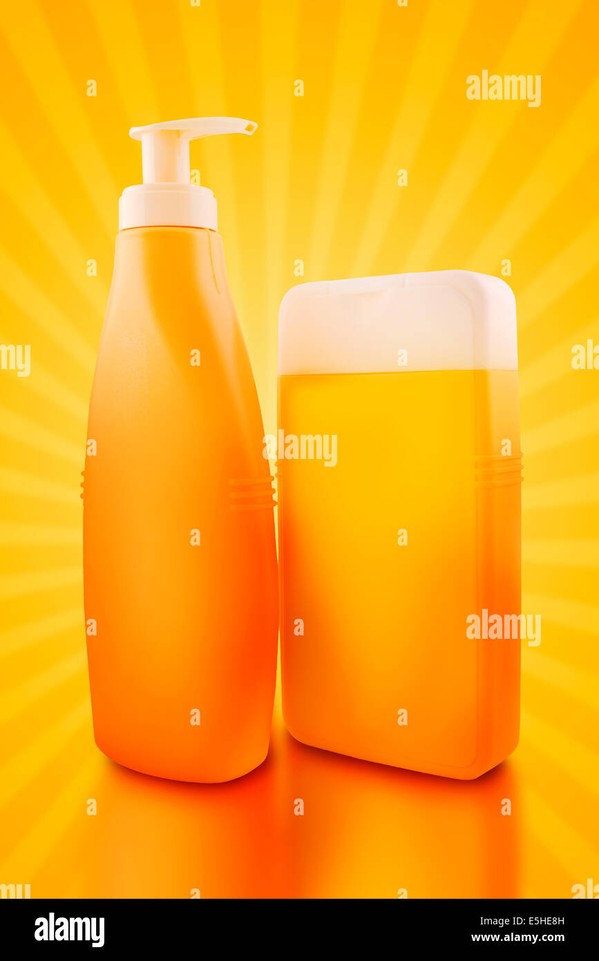 Le soleil de l'huile ou de crème solaire de bouteilles. Les bouteilles en plastique jaune à blanc. Banque D'Images