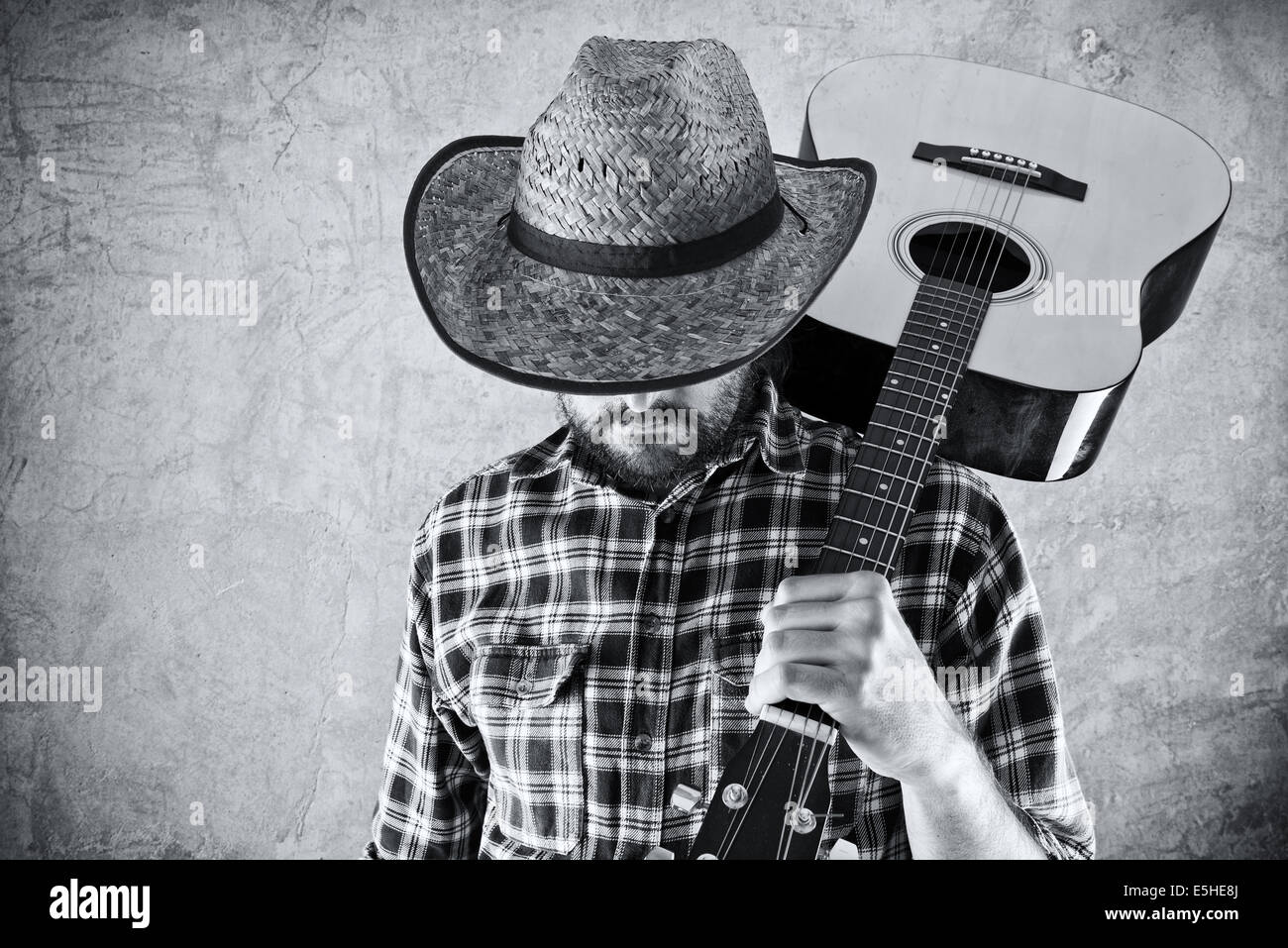 Pays de l'Ouest cowboy musicien avec guitare, noir et blanc portrait. Banque D'Images