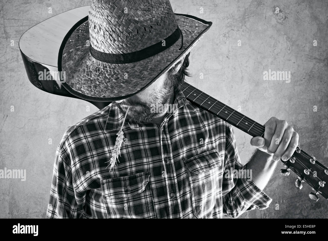 Pays de l'Ouest cowboy musicien avec guitare, noir et blanc portrait. Banque D'Images