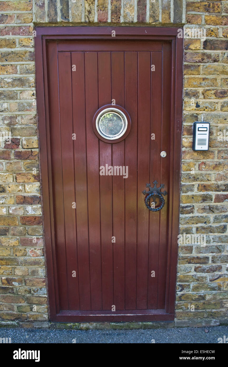 Brun en bois porte d'entrée avec interphone de maison rénovée à Whitstable  Kent England UK Photo Stock - Alamy