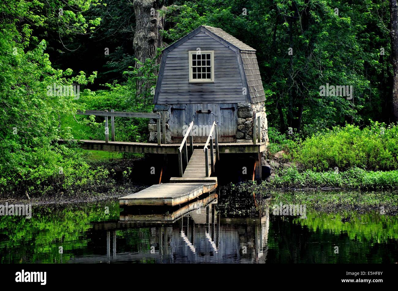 CONCORD, MASSACHUSETTS : Le hangar à bateaux de la rivière Sudbury 1770 Olde Manse dans le parc historique national Minuteman Banque D'Images