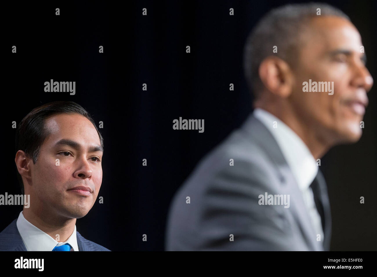 Washington, DC, USA. 31 juillet, 2014. Julian Castro, Secrétaire d'United States Housing and Urban Development (HUD), à gauche, regarde président américain Barack Obama parle aux employés au ministère du Logement et du développement urbain dans la région de Washington, DC, États-Unis, le Jeudi, Juillet 31, 2014. Castro, l'ex-maire de San Antonio, Texas, a prêté serment en cette semaine et commencera ses fonctions le lundi 4 août. Crédit : Andrew Harrer/Piscine via CNP - AUCUN FIL SERVICE - © dpa/Alamy Live News Banque D'Images