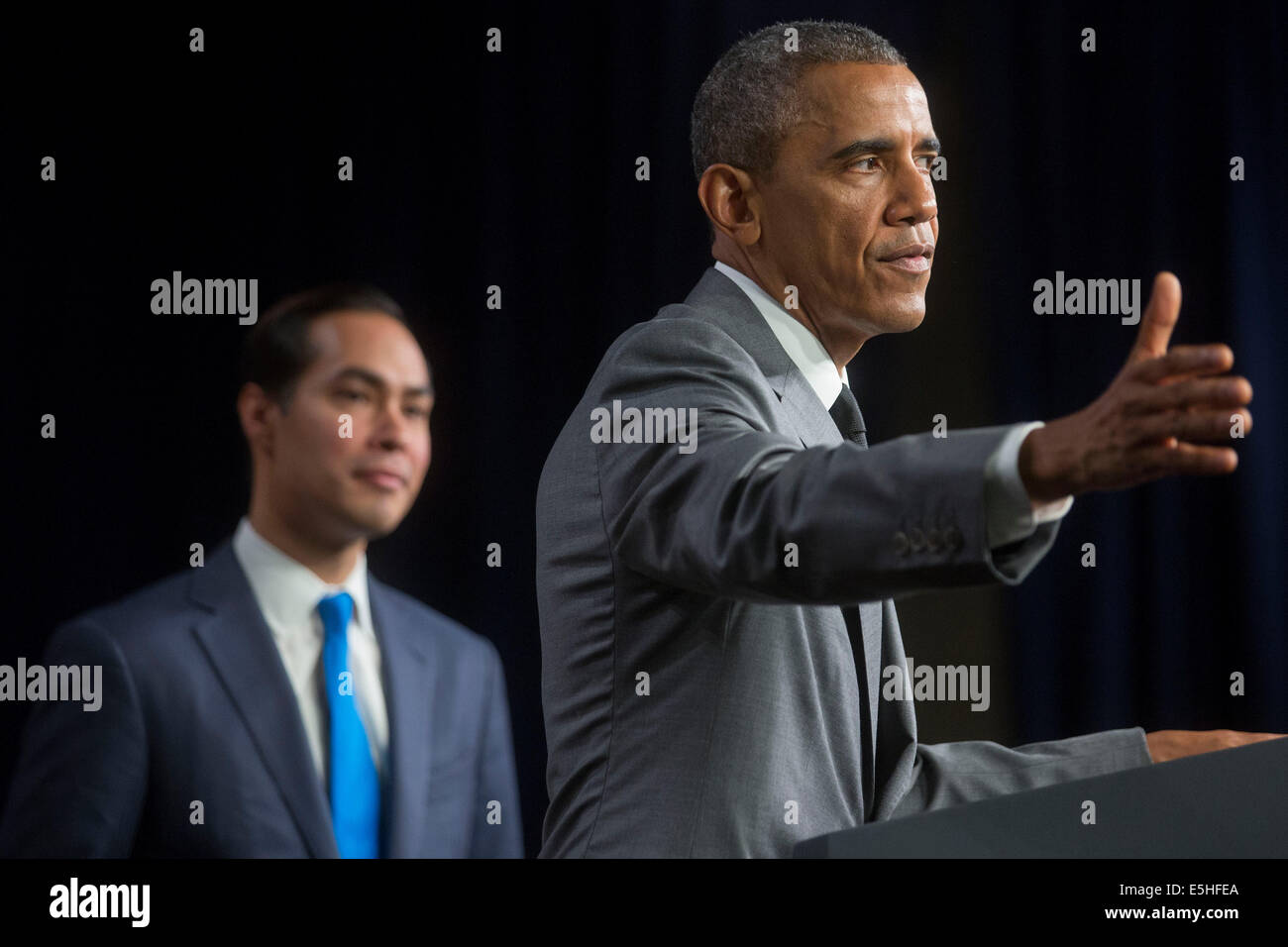 Washington, DC, USA. 31 juillet, 2014. Le président des États-Unis Barack Obama, droite, parle aux employés au ministère du Logement et du développement urbain avec Julian Castro, secrétaire de l'habitat et du développement urbain (HUD), à Washington, DC, États-Unis, le Jeudi, Juillet 31, 2014. Castro, l'ex-maire de San Antonio, Texas, a prêté serment en cette semaine et commencera ses fonctions le lundi 4 août. Crédit : Andrew Harrer/Piscine via CNP - AUCUN FIL SERVICE - © dpa/Alamy Live News Banque D'Images