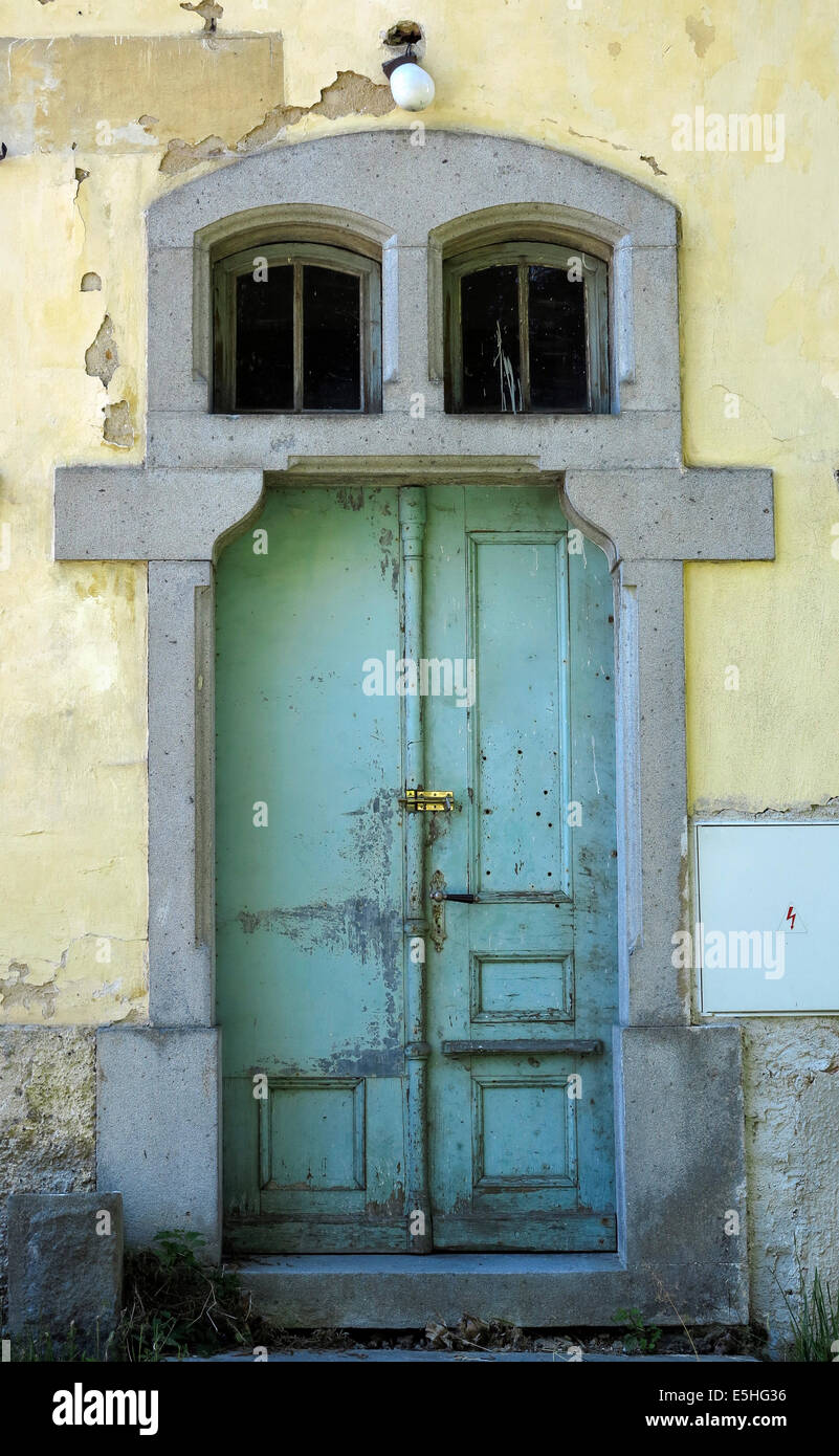 Vieux et porte endommagée Banque D'Images