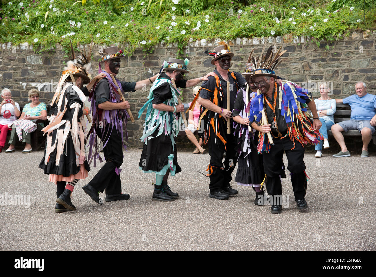 Morris Dancers aux visages noircis d'effectuer sur le port d'Ilfracombe Devon England UK Black faces sont un déguisement Banque D'Images