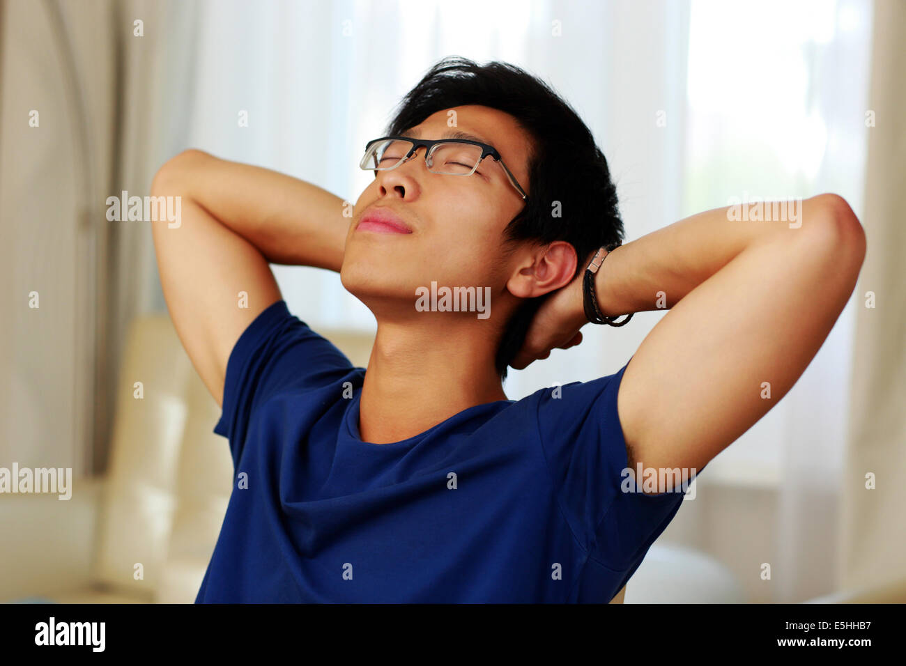 Asian man relaxing at home Banque D'Images