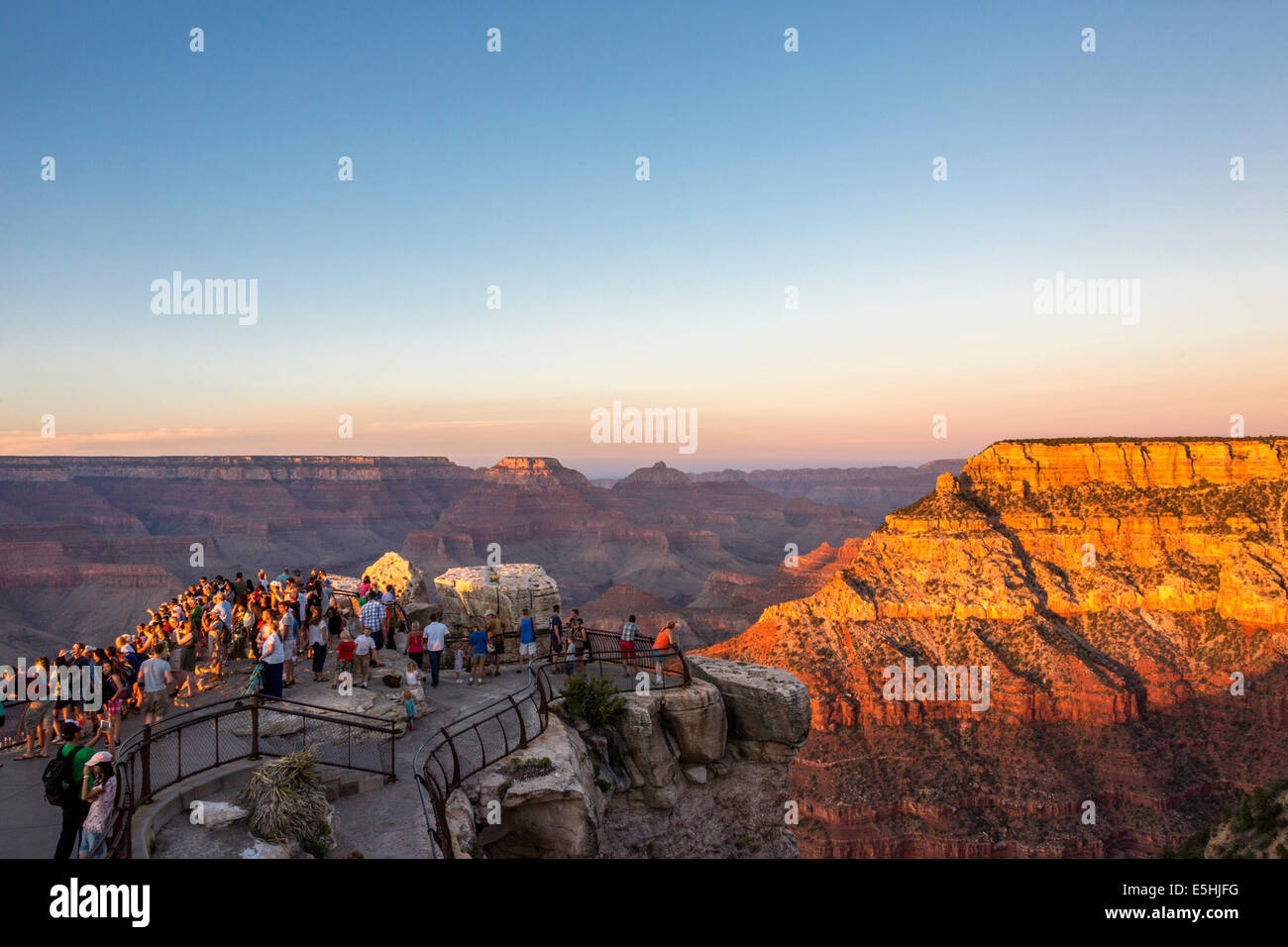 Les gens à regarder le coucher du soleil au Grand Canyon, Arizona, United States Banque D'Images