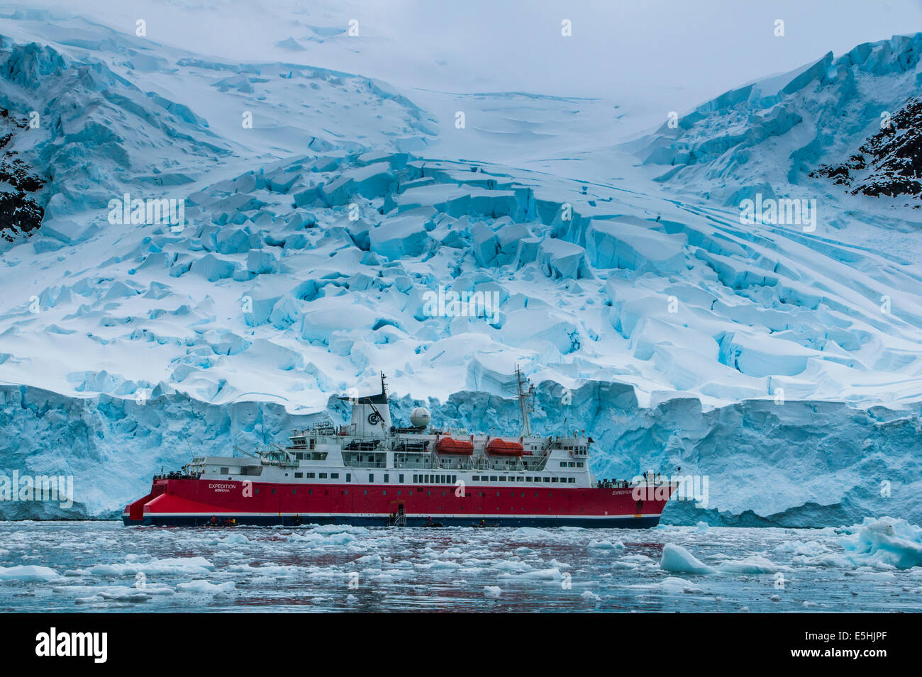 Bateau de croisière dans les glaces de l'Antarctique, l'Antarctique, l'île de l'entreprise Banque D'Images