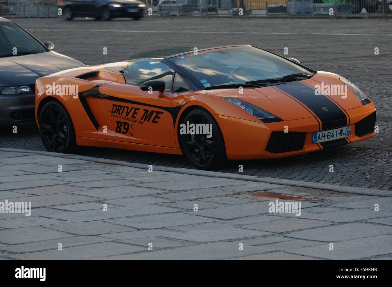 Une voiture de sport Lamborghini orange à Concorde Paris en attente de voitures Banque D'Images