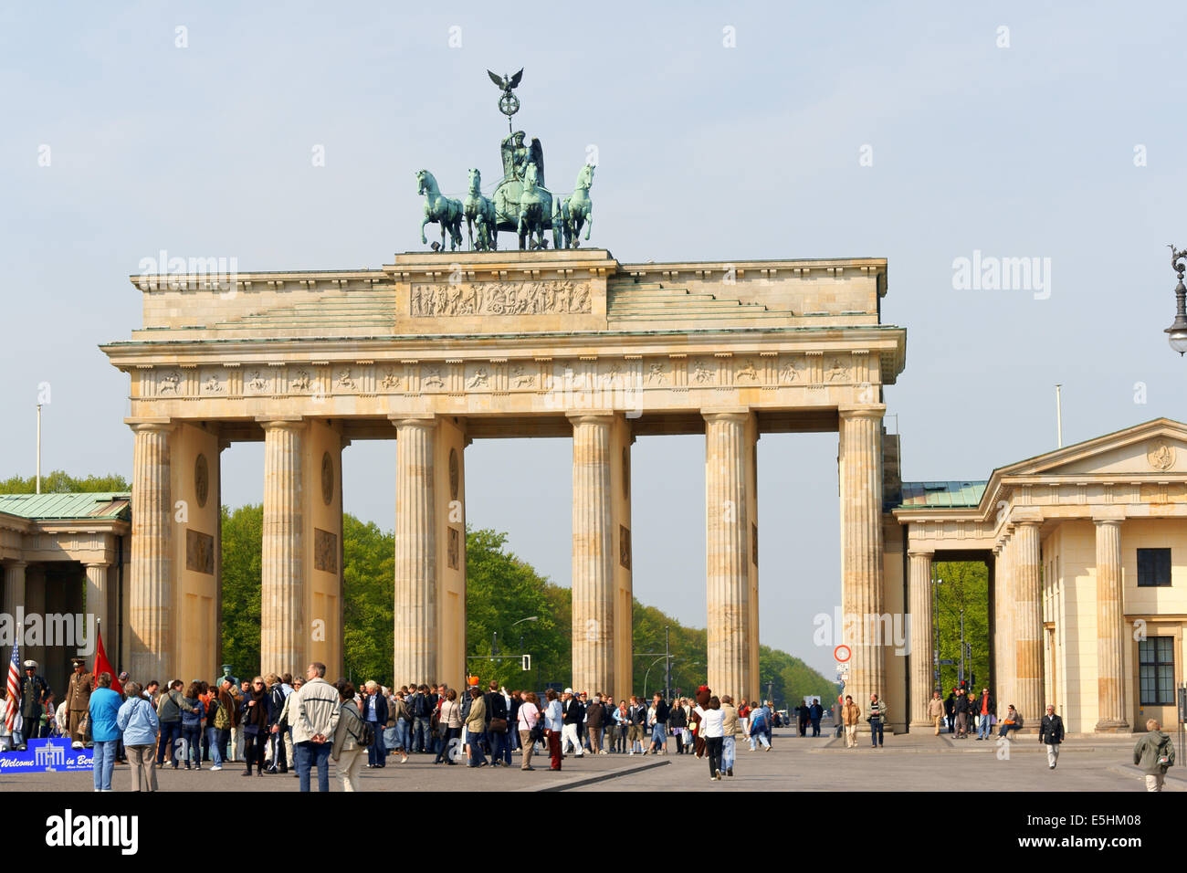 Berlin, Allemagne - 17 Avril 2009 : Porte de Brandebourg et le Quadriga statue en bronze. Un grand nombre de touristes et les citoyens sont regarder un Banque D'Images