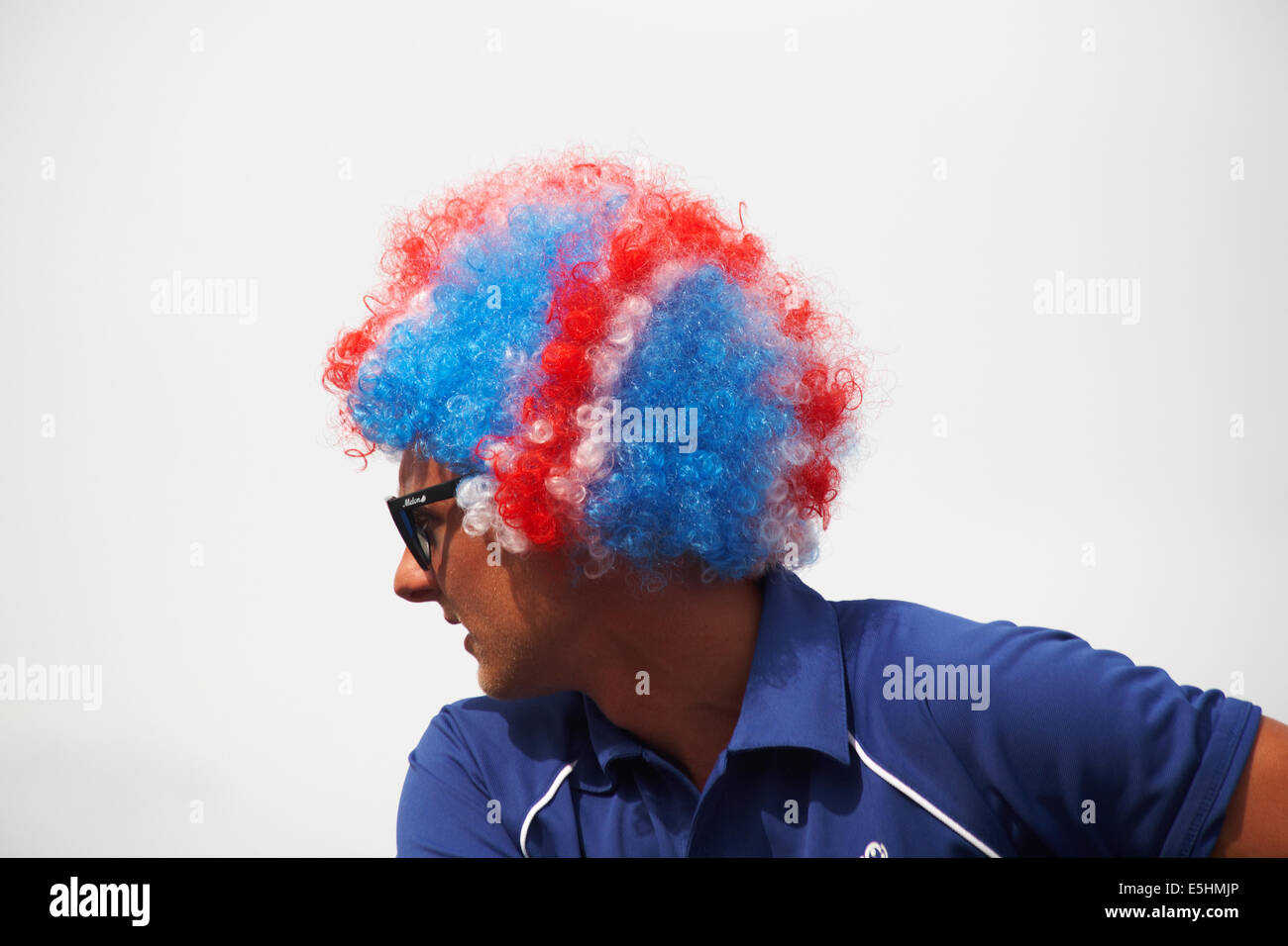 Défilé de Swanage procession en juillet avec le thème Célébrer la Grande-Bretagne - homme portant perruque Union Jack Banque D'Images