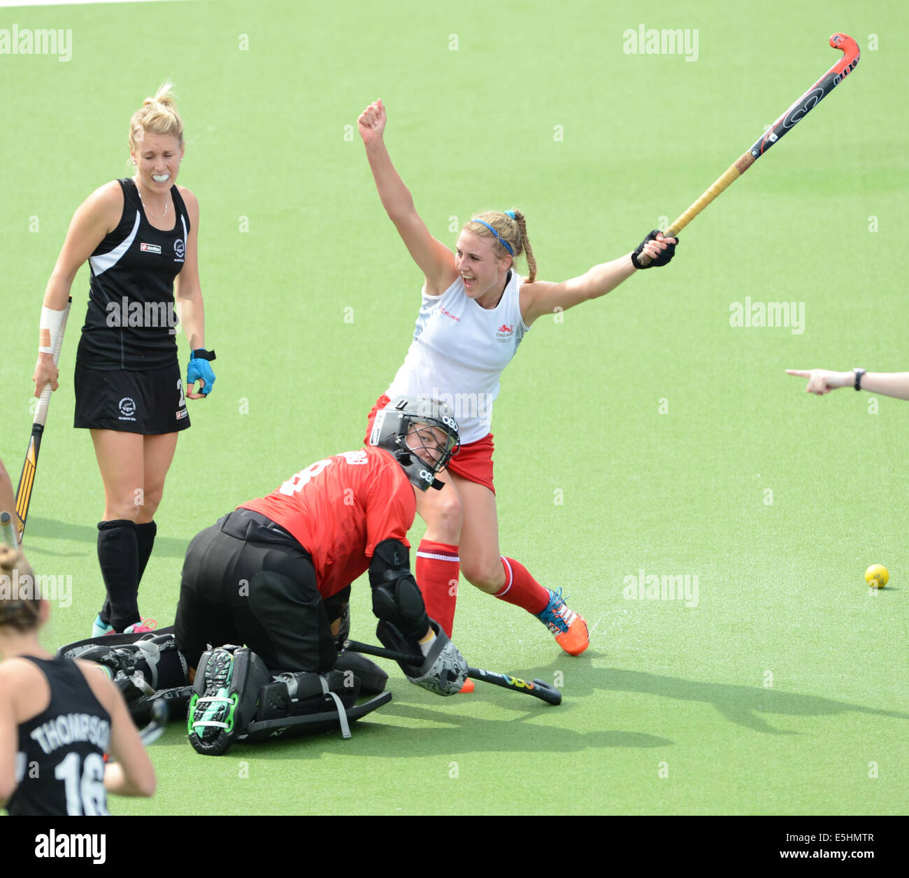 Glasgow, Ecosse, Royaume-Uni. 1er août, 2014. England's Lily Owsley scores pour les Jeux du Commonwealth de l'Angleterre dans leur demi-finale contre la Nouvelle-Zélande dans la compétition féminine de hockey le 1 août, 2014 au Stade national de hockey à Glasgow, Écosse Crédit : Martin Bateman/Alamy Live News Banque D'Images