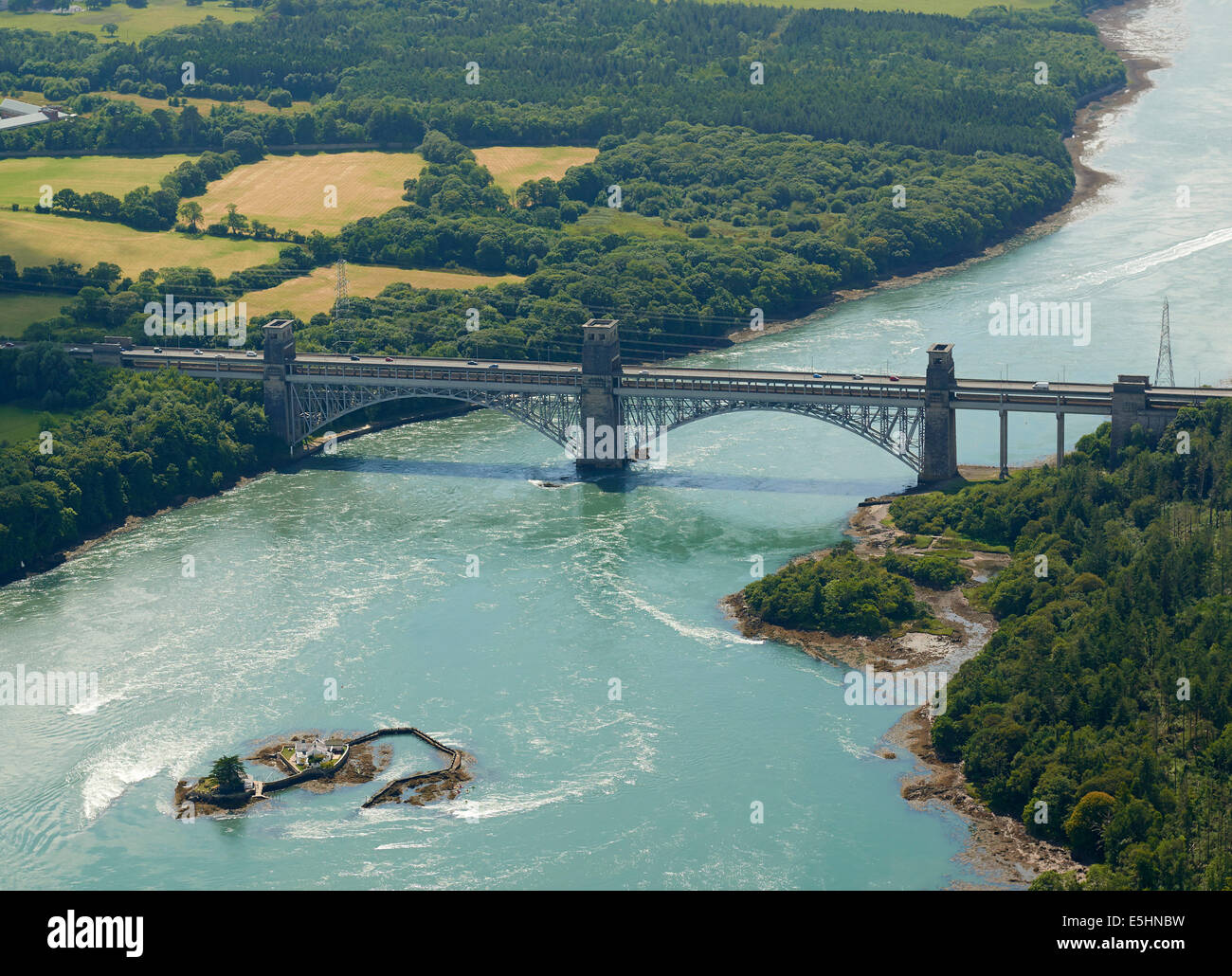 La ligne droite et Menai pont Britannia, séparant le continent de l'Anglesey gallois, au nord du Pays de Galles, Royaume-Uni Banque D'Images