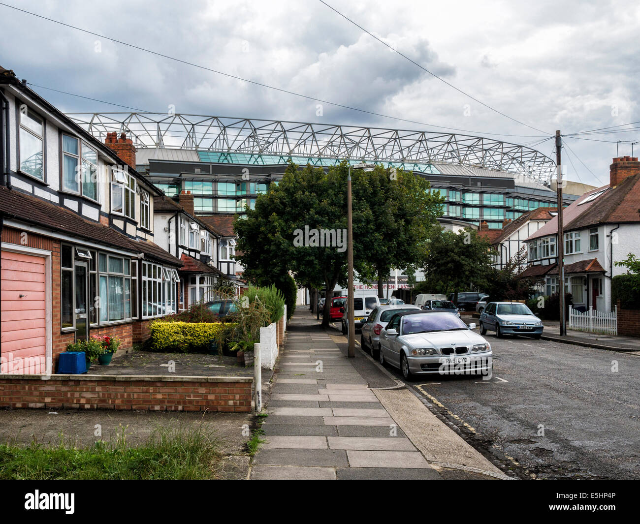 Le stade de rugby de Twickenham - Accueil de l'anglais Rugby Football Union, vue sous forme d'une petite rue, Twickenham, London, UK Banque D'Images