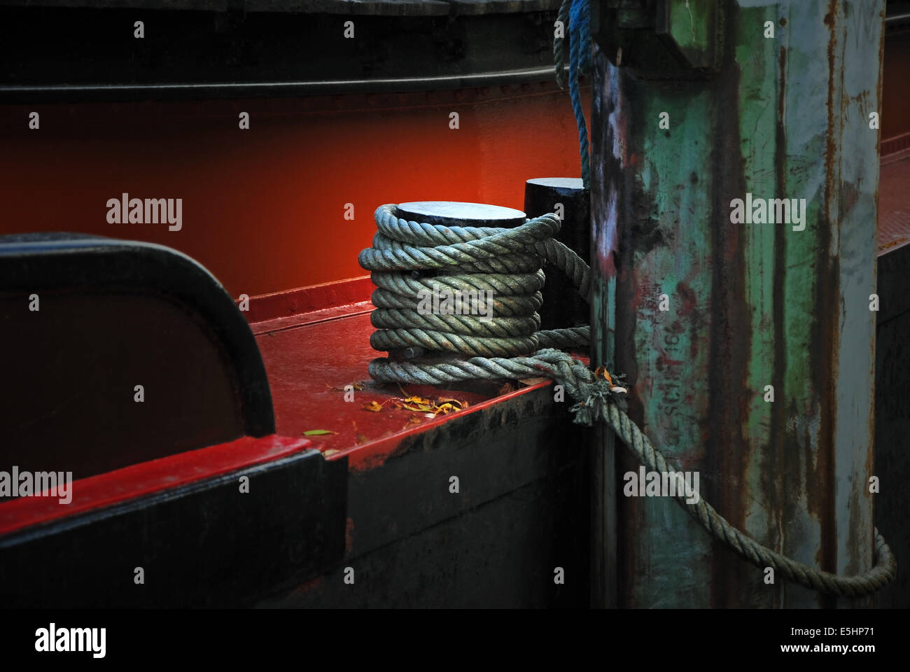 Détail d'un vieux bateau avec une corde, fixée sur bollard Banque D'Images