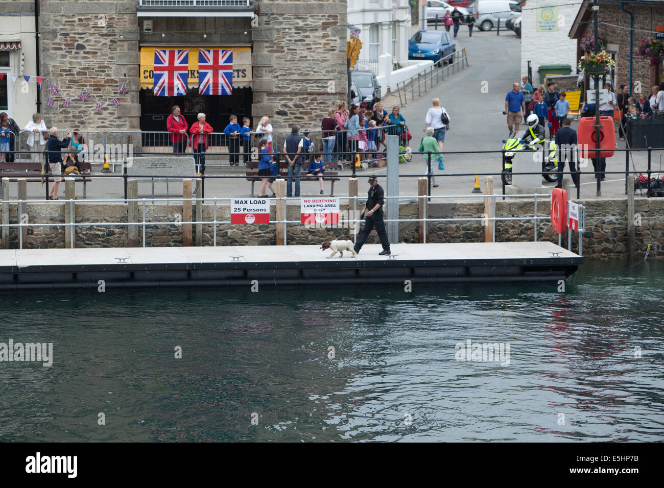 Le nouveau ponton dans le port de Looe, Cornwall avec un chien de police de vérifier avant qu'il a été ouvert par le Prince Charles. Banque D'Images