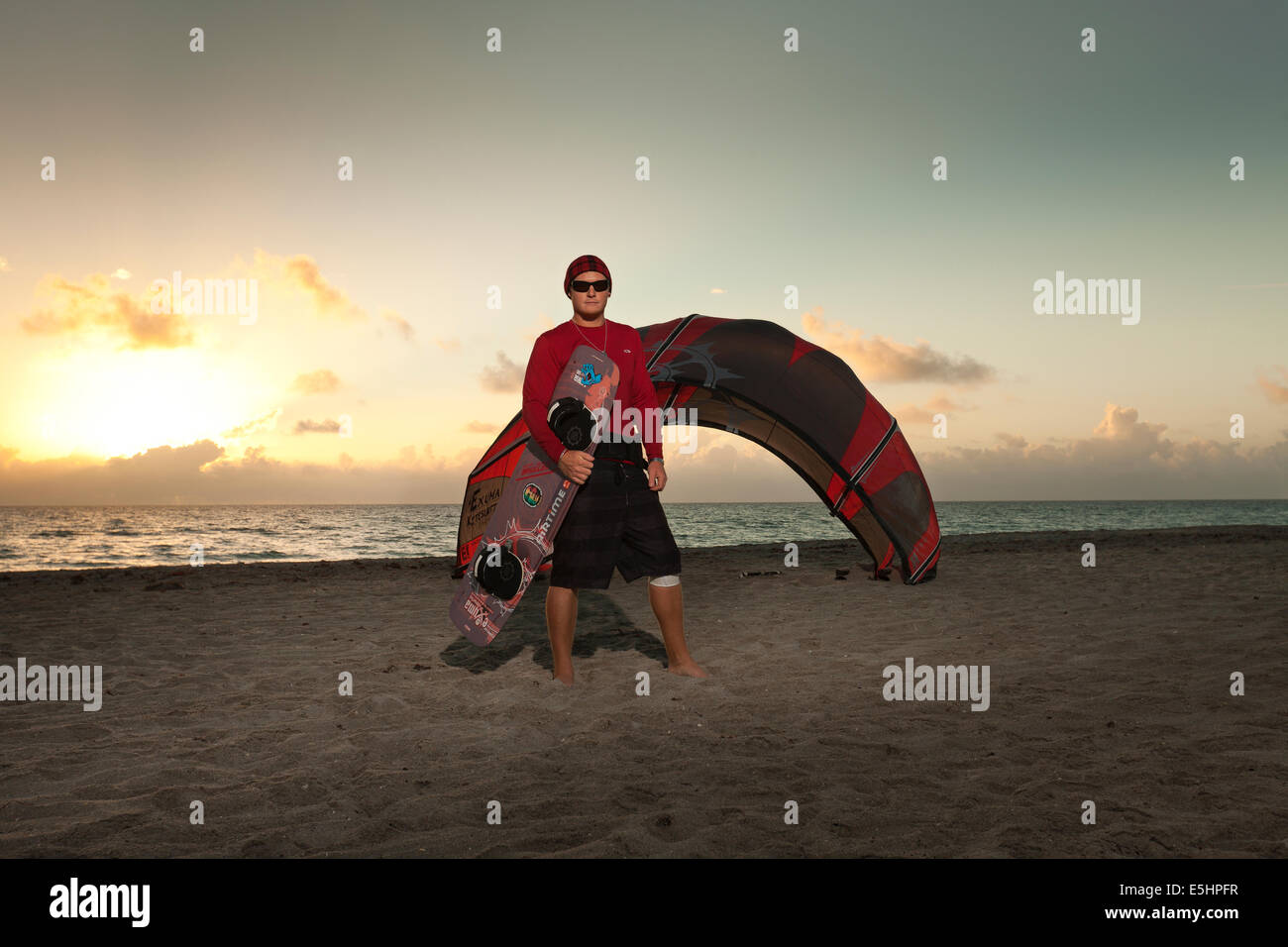 Kiteboarder holding planche Banque D'Images